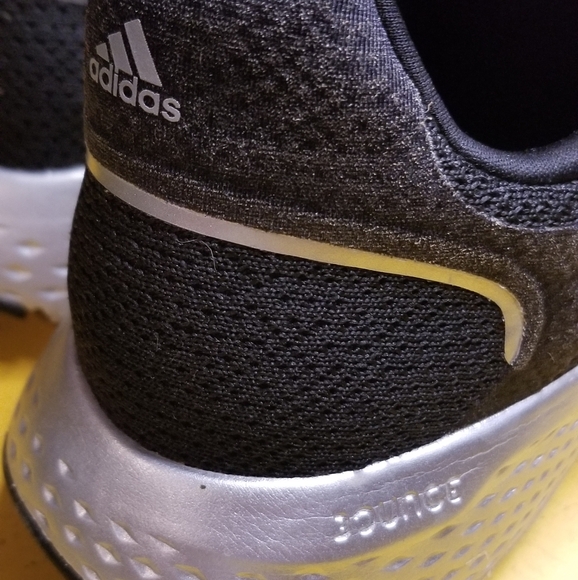 Adidas women's size 6. - Picture 3 of 6